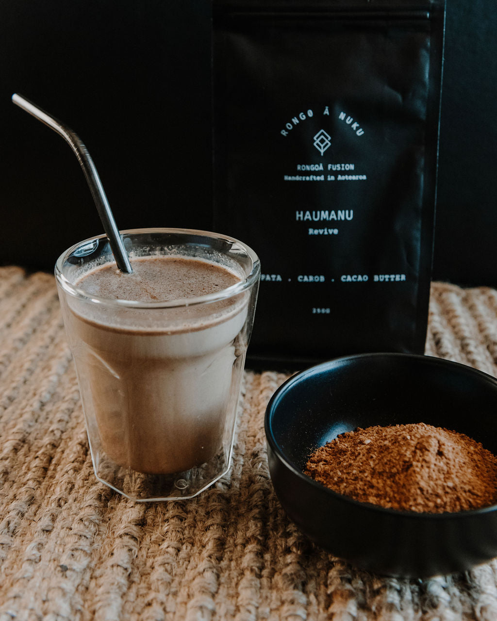 Haumanu Rongoa Latte Powder - prepared lasts in glass with a small bowl of Haumanu powder on display, Haumanu pouch in background